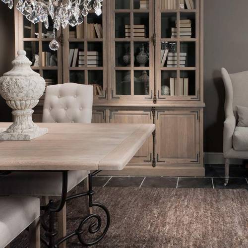 Décoration romantique pour la salle à manger avec les meubles en chêne Vérone