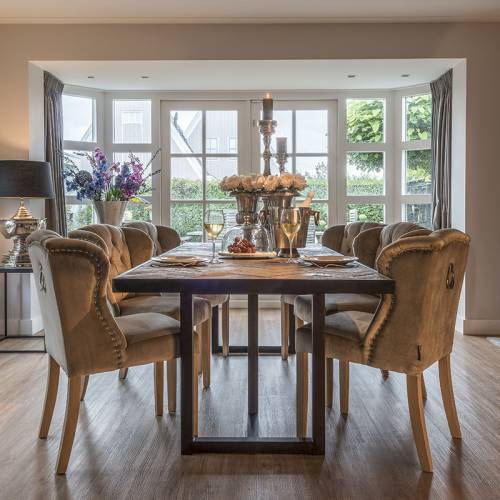 Salle à manger au style industriel chic avec la table Chevron