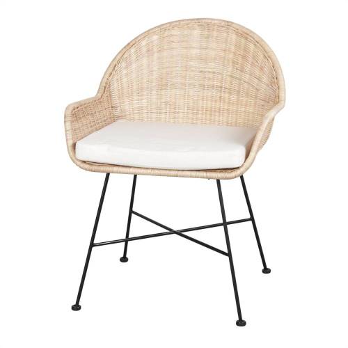 Chaise rotin avec accoudoir et coussin blanc